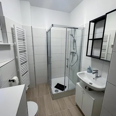 Bookandstay24 Die-burg Mit 4 Schlafzimmern, Kueche Und Balkon Bei Darmstadt, Frankfurt